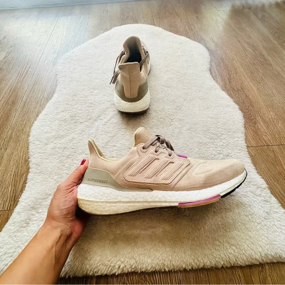 Adidas Ultraboost 22 Women’s Running Shoes Size 10 - Picture 5 of 10